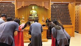 許多至大緣精舍修行的信徒都以家庭為主，李善單會從中獵豔未成年少女，以佛法為名矇騙她們逐步發生關係，甚至形成包養狀態。（圖／翻攝緣道觀音廟YouTube）