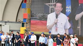 東京彩虹驕傲遊行1.5萬人參加  謝長廷致詞獲喝采一連3天的日本最大型LGBTQ活動「東京彩虹驕傲」21日舉辦遊行，包括台灣隊在內，約1萬5000人參加。駐日代表謝長廷（台上前右4）受邀上台致詞時說：「台灣是亞洲唯一同婚合法的國家」，獲得熱烈掌聲。（駐日代表處提供）中央社記者楊明珠東京傳真  113年4月21日