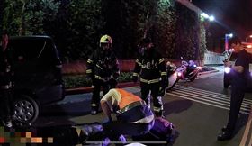 北投分局石牌派出所警員陳韋廷破窗將意圖輕生的男子搶救送醫。（圖／翻攝畫面）