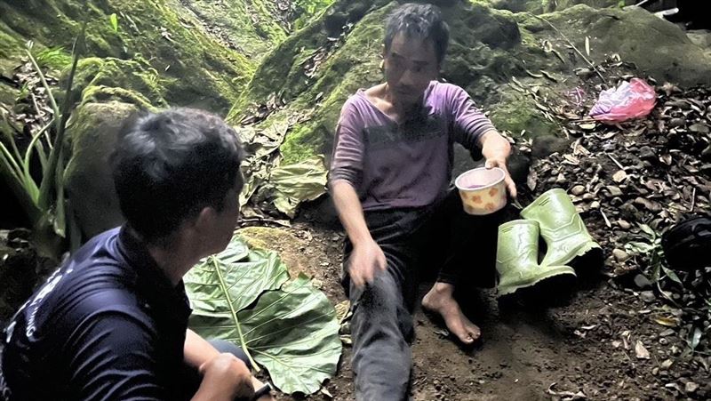 墜谷受困10天！他砍「姑婆芋」堵水管求救