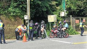 新店警將北宜公路列執法重點路段為降低機車事故，新北市警局新店分局將北宜公路列為執法重點防制路段，加強聯合稽查勤務，經統計，今年1至3月共取締變更車體設備147件、無照駕駛452件、超速405件。（翻攝照片）中央社記者王鴻國傳真  113年4月21日