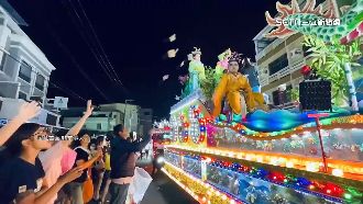 台南蜈蚣陣神童丟「高麗菜」信眾手腳瘀青