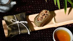 鼠麴草做成的刺殼粿粽，一口咬下濃濃的鼠麴草清香撲鼻而來，是兒時的經典好味道。（圖／飯店業者提供）