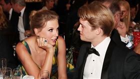 美國流行天后泰勒絲（Taylor Swift）的戀情一直是粉絲所矚目的焦點，日前泰勒絲以電影《CATS貓》的原創歌曲《Beautiful Ghosts》入圍第77屆金球獎「最佳電影原創歌曲」，當天雖然是與男友喬歐文（Joe Alwyn）分開走紅毯，但場內兩人的互動可說是閃光不斷，甜蜜互動讓許多粉絲看了超羨慕！（圖/翻攝自ashlynlovestaylor13 IG）