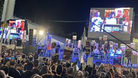 逾越節前人質廣場集會  以色列人聲援營救人質成千上萬的民眾參與在以色列國防部北邊入口對面的「人質廣場」上舉行的聲援人質集會活動，呼籲政府採取行動並解救人質。中央社記者賴素芬特拉維夫攝  113年4月22日