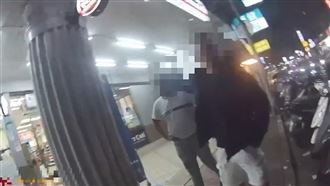 買菸遭拒少年堵超商門嗆聲　警到場就孬了