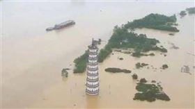 廣東「百年一遇」洪水肆虐　江南村變水下迷宮(圖/翻攝自微博)
