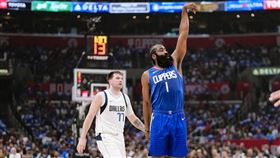 洛杉磯快艇哈登（James Harden）砍進6顆三分彈，轟下全隊最高28分。（圖／翻攝自快艇官方X）