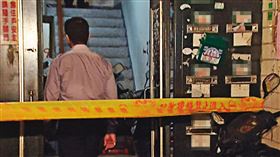 ▲劉姓凶手殺了兒子後逃逸，警方封鎖劉家進行蒐證。（東森新聞提供）