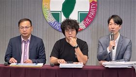 民進黨發言人吳崢、政策會執行長王義川、立委沈伯洋今（22）日召開「國民黨接連赴中，劍指反滲透法傷害國安」記者會，揭露國民黨與中共企圖連手弱化國安防火牆的離譜行徑。(圖/民進黨提供)
