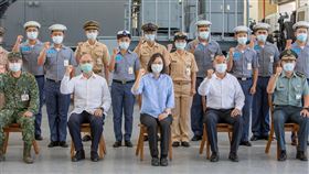 蔡總統視導海軍艦隊指揮部總統蔡英文（前排中）10日視導海軍艦隊指揮部海鋒大隊，她說，海軍官兵通力合作，完成飛彈吊掛演練，這是不對稱作戰的重要戰力。（總統府提供）中央社記者謝佳珍傳真  110年9月10日
