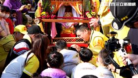  ▲媽祖停駕讓小朋友鑽轎底加持（圖／翻攝自寶島神很大）