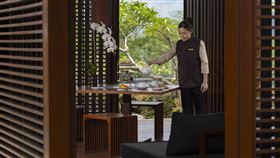 為讓每位員工都能開心與專注工作長期留任並健全職涯發展，涵碧樓提供具有競爭力的薪酬與完善的教育訓練系統，以及多元化且彈性的福利制度。（圖／涵碧樓提供）