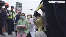 秀傳醫院護理師拿姊姊的衣物給媽祖婆加持