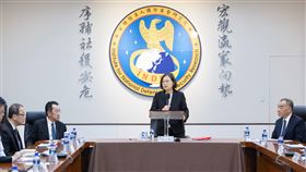 蔡英文總統今（22）日視導「國防安全研究院」。（圖／總統府提供)