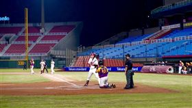 桃猿與桃園市成棒隊組成桃市樂天聯隊，與開南大學棒球隊交戰，針對球場及燈光進行最後調整及測試。（圖／中職聯盟提供）