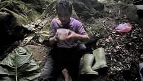 鳳凰山，單攻墜谷，砍姑婆芋堵水管獲救，搜救人員曝驚人求生術，喝水+吃草(圖／翻攝畫面)