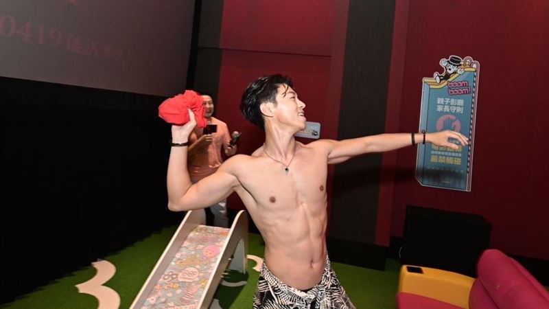 游書庭脫掉原味T　男粉當場嗨翻