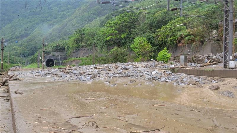 台鐵和仁＝崇德土石流中斷　23日零時搶通