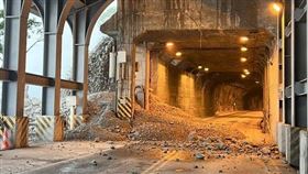 花蓮豪雨…蘇花改恐又中斷！大片土石流淹沒馬路。（圖／公路局
）
