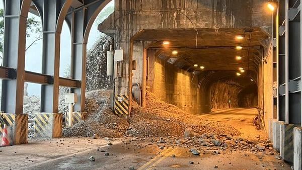 花蓮豪雨！大片土石流淹馬路、鐵軌搶通中