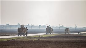 2022年12月4日星期日，美國軍車在敘利亞卡米甚利鎮附近的鄉村巡邏。（圖／美聯社／達志影像）