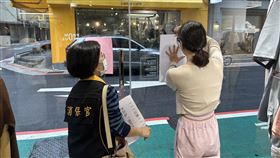 東區韓國女裝店收取低消60元，北市消保官要求業者將消費規則張貼於明顯公告，並清楚告知消費者。（圖／法務局提供）