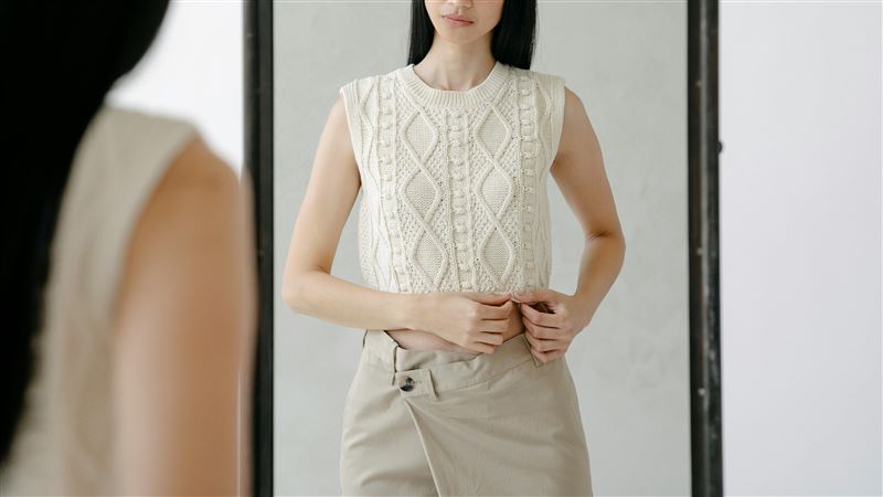 高宏寓指出，小年夜禁忌包含不可搗蒜（意謂搗窮）、避免穿著黑色衣服、忌諱爭吵與打碎物品。（示意圖／翻攝自pexels）