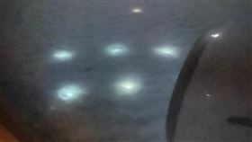 從飛機上俯瞰「太平洋冒巨大5光點」！回台目擊者傻眼：真的很玄（圖／翻攝自路上觀察學院）
