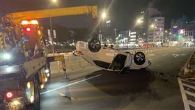 基隆小客車自撞分隔島翻車。（圖／翻攝畫面）
