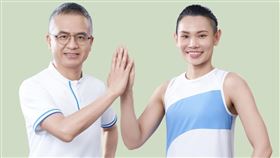 中華電信董事長郭水義（左）、羽球一姊戴資穎攜手拍攝廣告。（圖／中華電信提供）