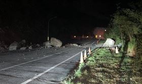 花蓮地震不斷！台11多處坍方「巨大落石」險砸車　103戶停電。（圖／花蓮同鄉會臉書）