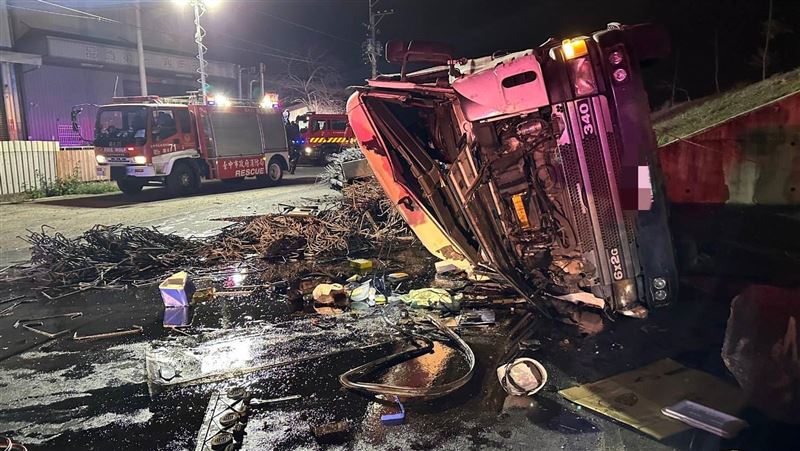 台中大貨車突翻車　鋼筋散落險釀追撞
