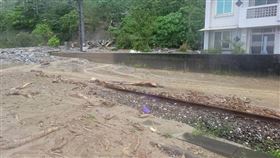 ▲台鐵和仁與崇德間發生土石流雙線不通，今天凌晨時清除完畢。（圖／翻攝畫面）