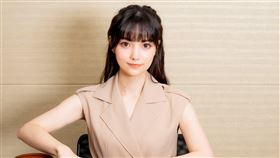 台灣大申辦iPhone 15系列，就有機會抽中頭獎「環遊世界5大洲豪華套裝旅遊雙人遊」等大獎，總獎項價值近300萬台幣。開賣活動也邀「圍棋女神」黑嘉嘉擔任一日店長，頒贈頭香獎。。（圖／業者提供）