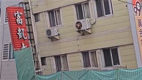 ▲花蓮「富凱大飯店」因地震傾斜。（圖／翻攝畫面）