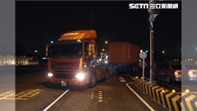 台中梧棲一名美籍男子酒駕騎車撞曳引車，雙腿骨折送醫。（圖／翻攝畫面）