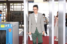 ▲溫朗東赴北檢對徐巧芯提告妨害名譽，違反個資法。（圖／記者楊澍攝）