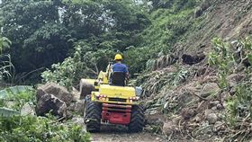 花蓮今天凌晨2時許接連發生芮氏規模6.0及6.3強震，豐濱鄉發生多起災情，包含台11線有落石，高山雷達站道路塌陷以及民宅、自來水毀損等，現正搶修中，鄉長也已請受災戶居民移往安全處所安置。