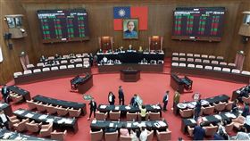 ▲立法院會民進黨團提覆議案投票結果47:47平手韓國瑜投反對票（圖／記者陳怡潔攝影）