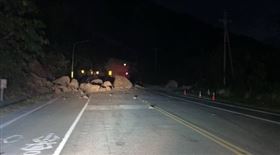 ▲台11被巨大落石阻斷，一度無法通行。（圖／花蓮同鄉會臉書）