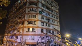 ▲花蓮「統帥大樓」因地震傾斜。（圖／翻攝畫面）