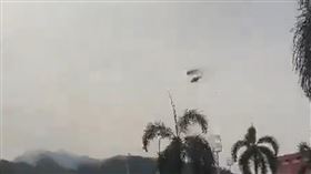 快訊／馬來西亞2架直升機驚傳「相撞墜毀」！機上10人罹難　現場畫面曝（合成圖／翻攝CCTV國際時訊微博）