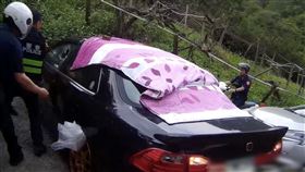 女警盤查「蓋棉被」贓車　遭拖行全身掛彩