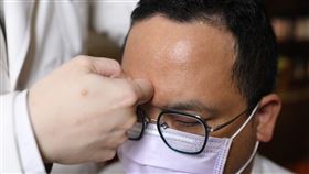 位於臉上雙眉之間眉心位置的印堂穴。（圖／翻攝自花蓮慈濟醫院粉專）