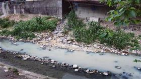 ▲桃園化學廠排強鹼廢水入塔寮坑溪。（圖／翻攝畫面）