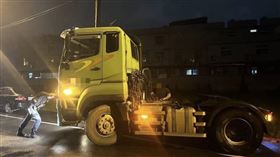 6噸重曳引車頭卡路中　2猛警徒手推至路邊