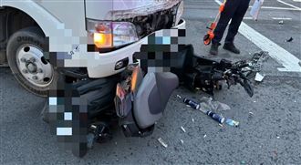 騎士闖紅燈遭撞飛　雙腿骨折驚悚畫面曝