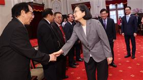 蔡總統接見越棉寮僑胞（2）總統蔡英文（前右）23日在總統府接見世界越棉寮華人團體聯合總會及美國越柬寮華人團體回國訪問團，逐一握手致意。蔡總統表示，僑胞在海外的努力與支持，不僅創造區域繁榮，也為國家帶來前進動力。中央社記者鄭傑文攝　113年4月23日