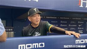 ▲台鋼雄鷹總教練洪一中，多次藉由媒體向高雄市長陳其邁說「拍謝」。（圖／記者張沛嘉攝影）